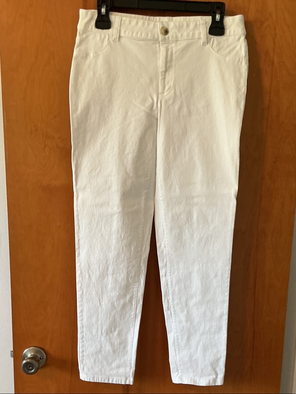 Calvin Klein White Mid-Rise skinny ankle jeans.